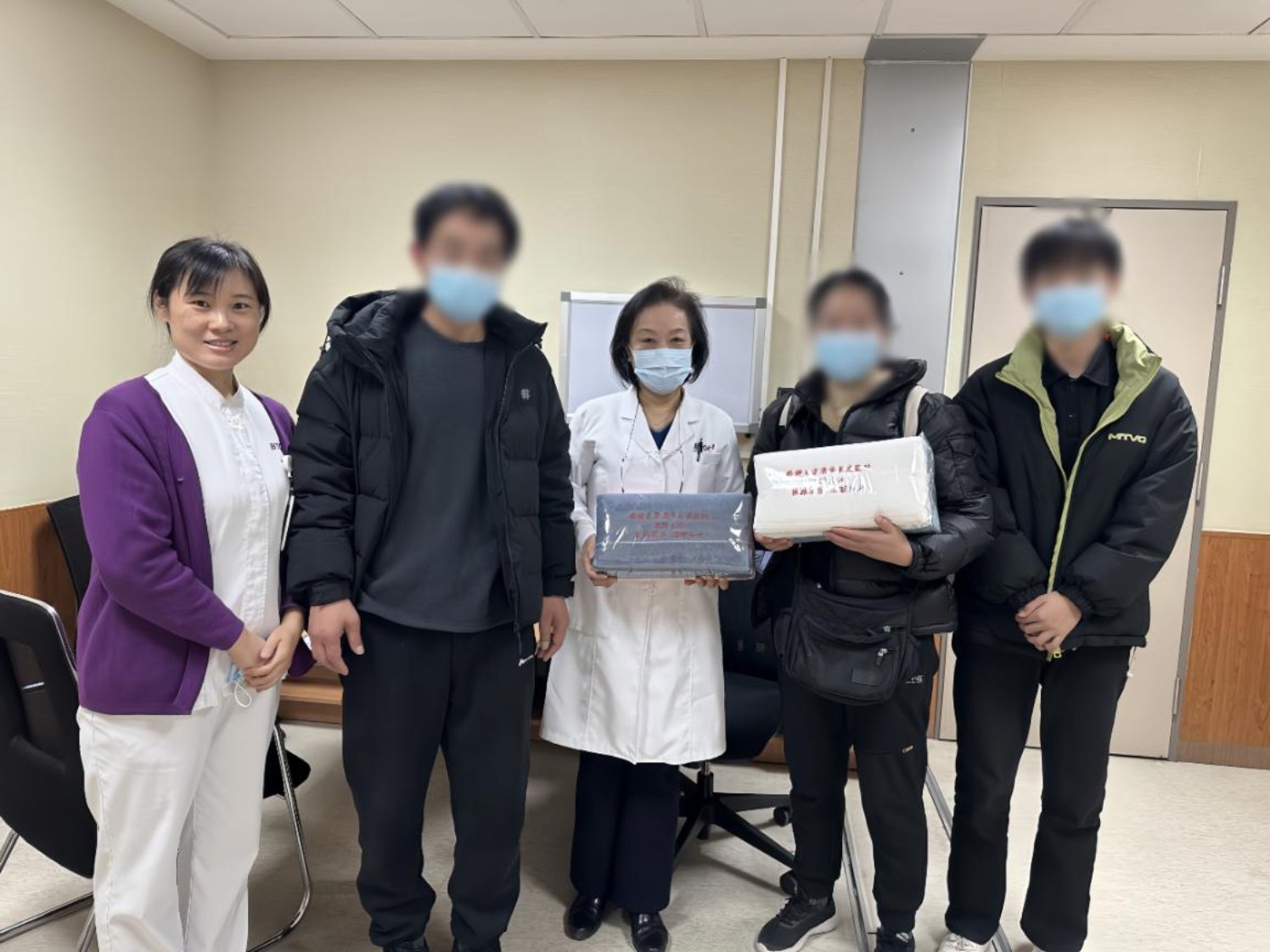 绣字心意寄深情 清华长庚医护助 14 岁少年重获“心”生