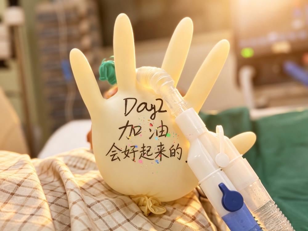 新闻纪实)《ICU里的“打气兔”》 苗娟 A03183 GICU (2).jpg