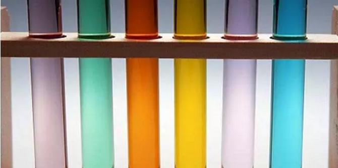 蛋白尿,肌红蛋白尿,邻近器官出血混入尿中,卟啉尿均可使尿液呈现红色